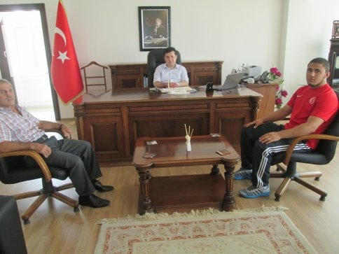 Dünya 2.'si Yazıcı Kaymakam'ı Ziyaret Etti