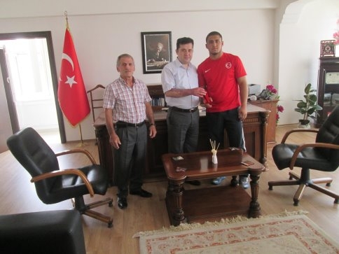 Dünya 2.'si Yazıcı Kaymakam'ı Ziyaret Etti