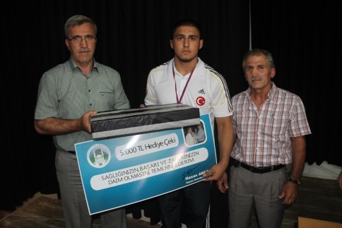 Başkan Akcan'dan Şampiyonlara Büyük Ödül