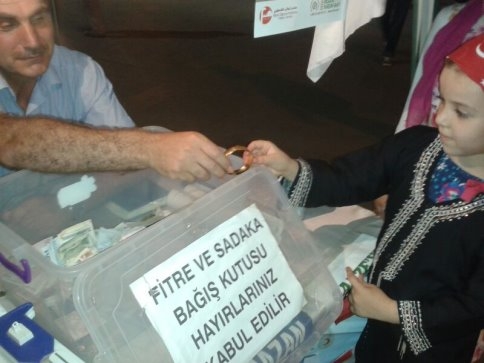 Küçük Kız Bileziğini Gazze'ye Bağışladı