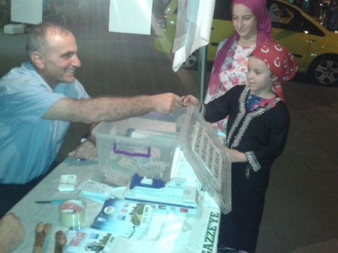 Küçük Kız Bileziğini Gazze'ye Bağışladı