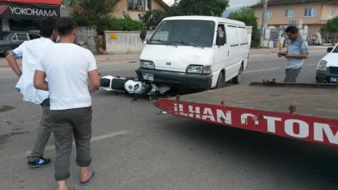Motosiklet Minibüse Çarptı