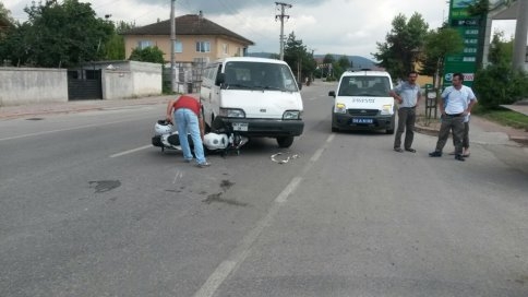 Motosiklet Minibüse Çarptı