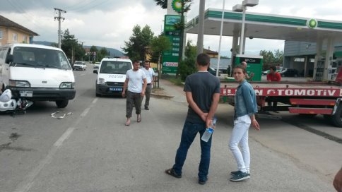 Motosiklet Minibüse Çarptı