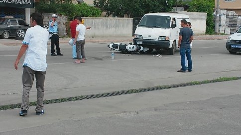 Motosiklet Minibüse Çarptı