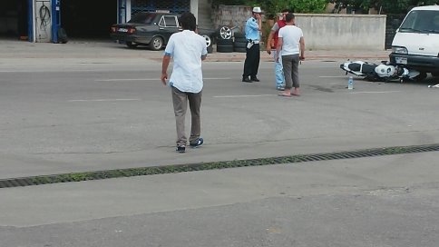 Motosiklet Minibüse Çarptı