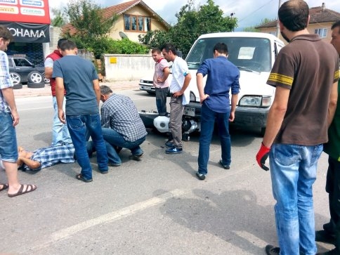 Motosiklet Minibüse Çarptı