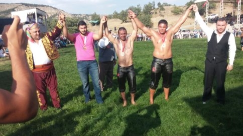 Akyazı Belediyesi güreş takımı derece ile döndü