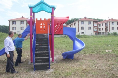 ÇOCUKLAR GÜLSÜN AKYAZI BÜYÜSÜN