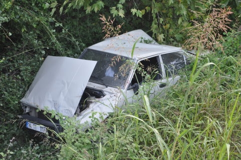 Otomobil Şarampole Yuvarlandı 