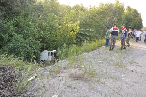 Otomobil Şarampole Yuvarlandı 