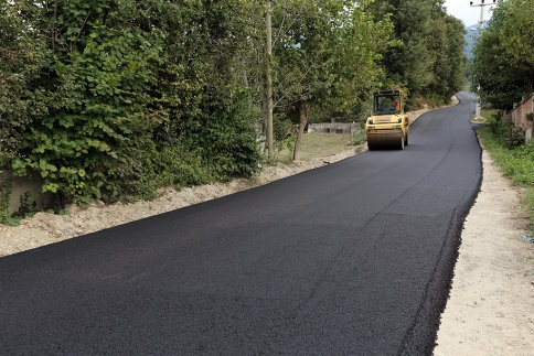 Akyazı’da Grup ve Köy İçi Yollar Asfaltlanıyor