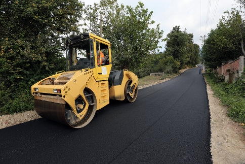 Akyazı’da Grup ve Köy İçi Yollar Asfaltlanıyor