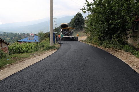 Akyazı’da Grup ve Köy İçi Yollar Asfaltlanıyor