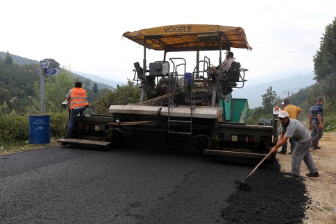 Akyazı’da Grup ve Köy İçi Yollar Asfaltlanıyor