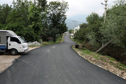 Akyazı’da Grup ve Köy İçi Yollar Asfaltlanıyor