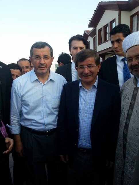 Davutoğlu Hacı Bayram'da Yıldırım'la Birlikte Namaz Kılarak Dua Etti