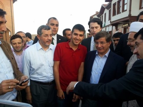 Davutoğlu Hacı Bayram'da Yıldırım'la Birlikte Namaz Kılarak Dua Etti