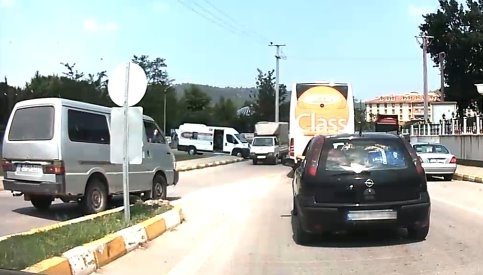 Ters Şeride Giren Minibüsün Kamyonetle Kafa Kafaya geldiği o Anlar... 