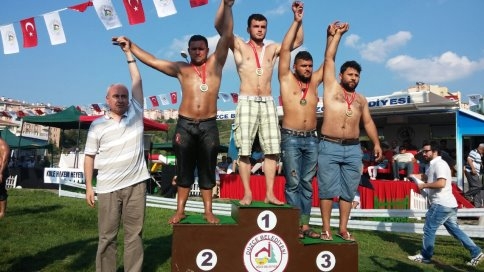 Düzce'de Akyazı Belediyesi Güreşçileri Derece Aldı
