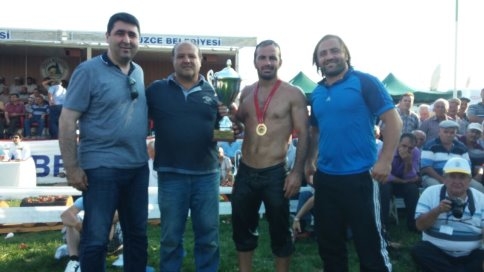 Düzce'de Akyazı Belediyesi Güreşçileri Derece Aldı