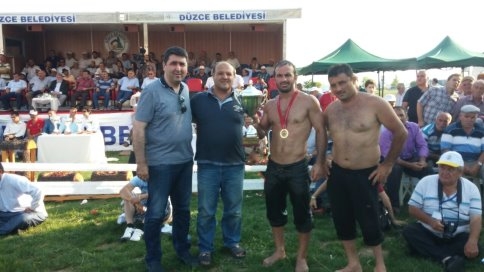 Düzce'de Akyazı Belediyesi Güreşçileri Derece Aldı