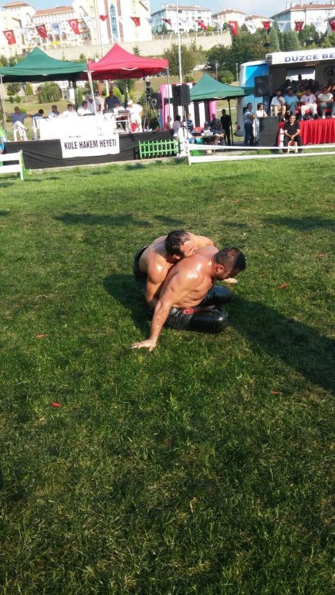 Düzce'de Akyazı Belediyesi Güreşçileri Derece Aldı