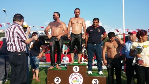 Düzce'de Akyazı Belediyesi Güreşçileri Derece Aldı