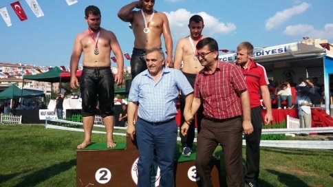 Düzce'de Akyazı Belediyesi Güreşçileri Derece Aldı