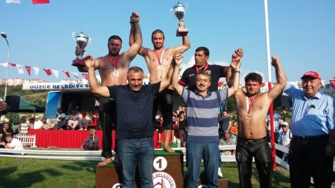 Düzce'de Akyazı Belediyesi Güreşçileri Derece Aldı