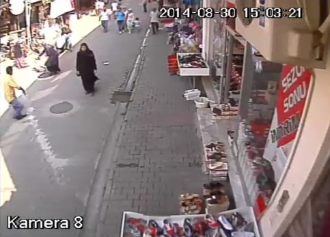 Kadına ve Çocuğuna Motosiklet Böyle Çarptı