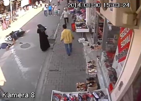 Kadına ve Çocuğuna Motosiklet Böyle Çarptı