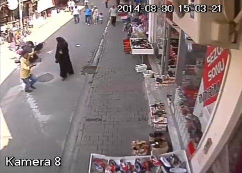 Kadına ve Çocuğuna Motosiklet Böyle Çarptı