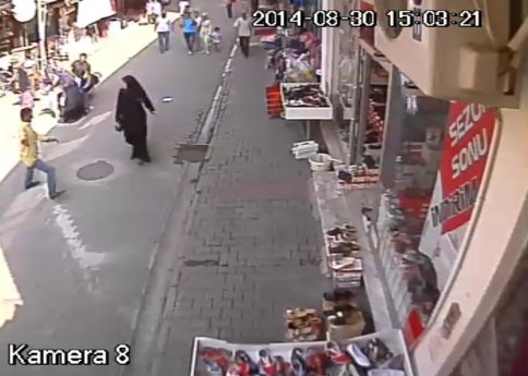 Kadına ve Çocuğuna Motosiklet Böyle Çarptı