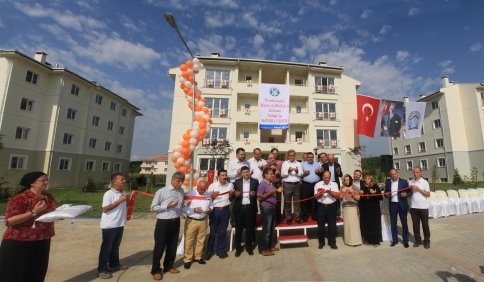 TOKİ'de İlk Daireleri Başkan Akcan Teslim Etti