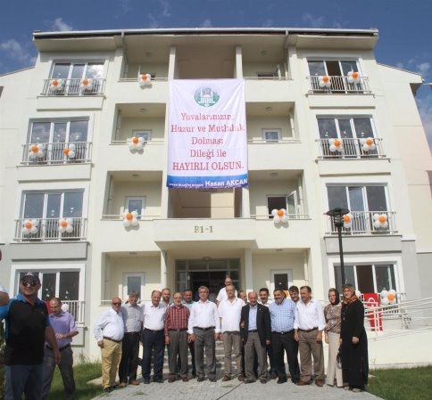 TOKİ'de İlk Daireleri Başkan Akcan Teslim Etti