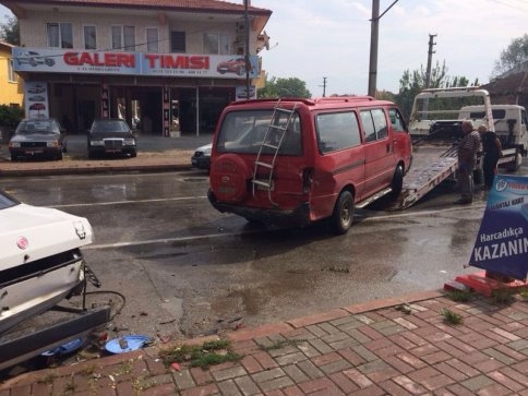 Üç Araç Birbirine Girdi