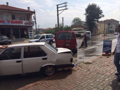 Üç Araç Birbirine Girdi