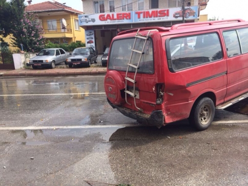 Üç Araç Birbirine Girdi