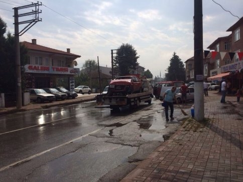 Üç Araç Birbirine Girdi