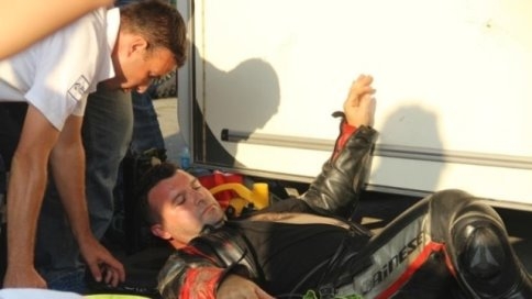 Motosikletini Park Ederken Düşen Yarışmacı Hastanelik Oldu