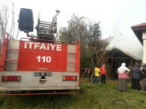 Barakada Çıkan Yangın Korkuttu