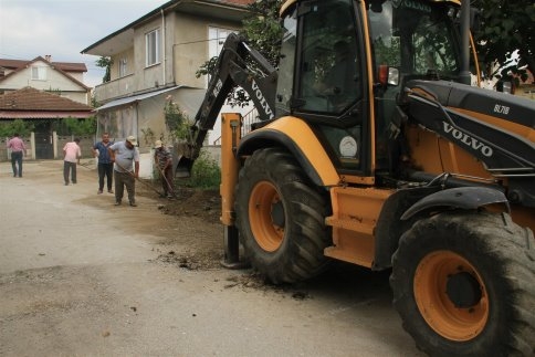Akyazı Belediyesi’nden Ömercikler Mahesi'ne Asfalt Yama