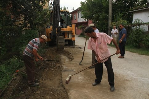 Akyazı Belediyesi’nden Ömercikler Mahesi'ne Asfalt Yama