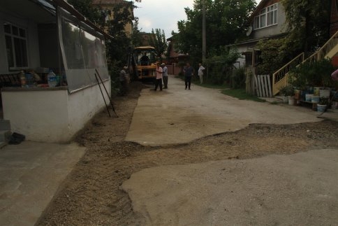 Akyazı Belediyesi’nden Ömercikler Mahesi'ne Asfalt Yama