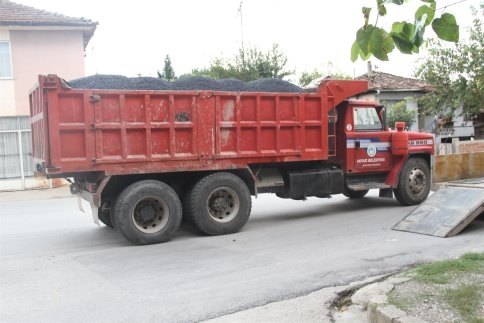 Akyazı Belediyesi’nden Ömercikler Mahesi'ne Asfalt Yama