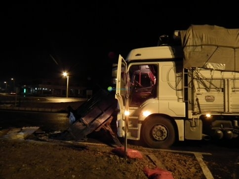 Yeni Kavşakta Trafik Kazası Kamyon Traktöre Çarptı