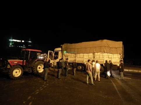 Yeni Kavşakta Trafik Kazası Kamyon Traktöre Çarptı