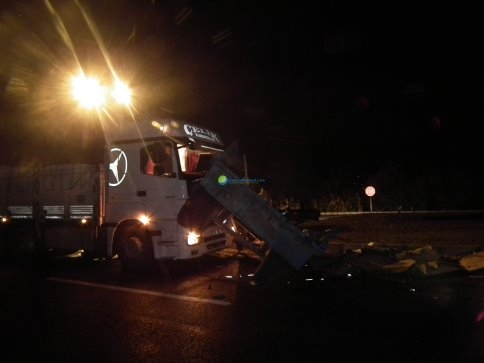 Yeni Kavşakta Trafik Kazası Kamyon Traktöre Çarptı