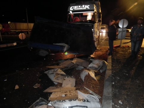 Yeni Kavşakta Trafik Kazası Kamyon Traktöre Çarptı